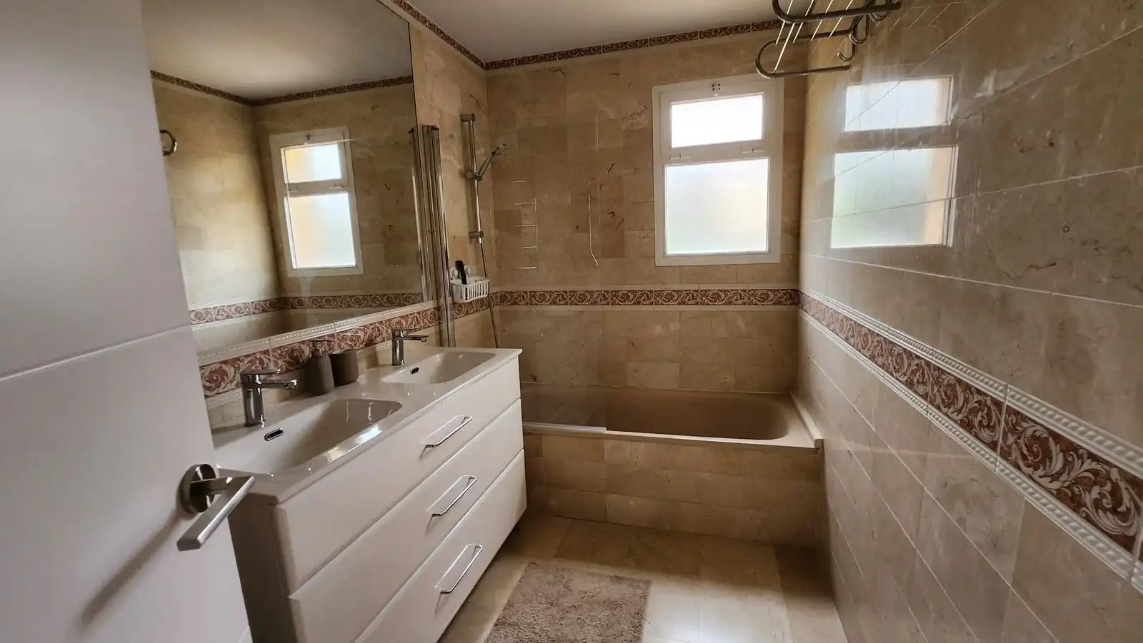 Baño de Apartamento en venta en Marbella con Terraza, Trastero y Amueblado