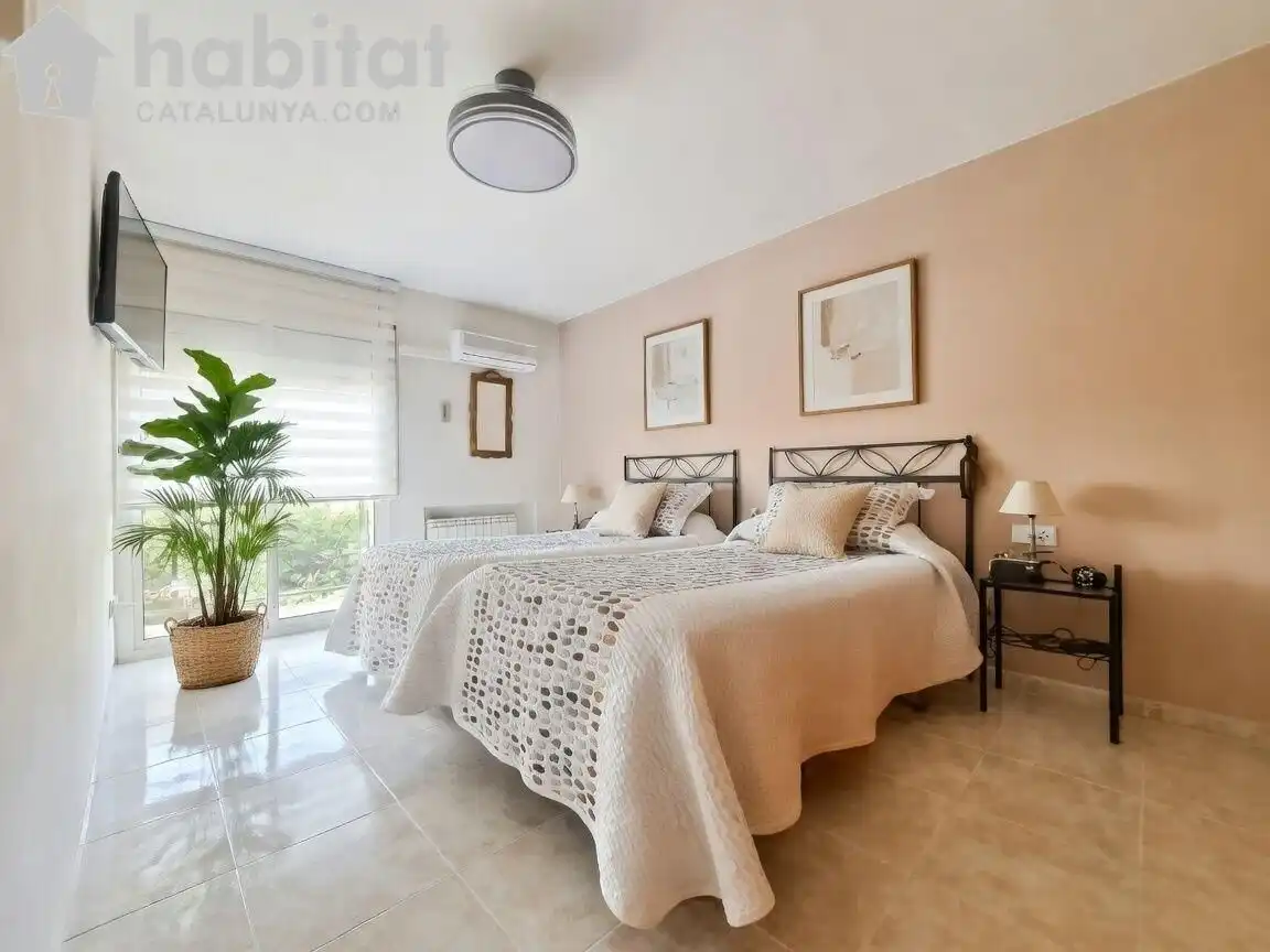 Habitación de Casa adosada en venta en Martorell con Aire acondicionado, Calefacción y Jardín privado