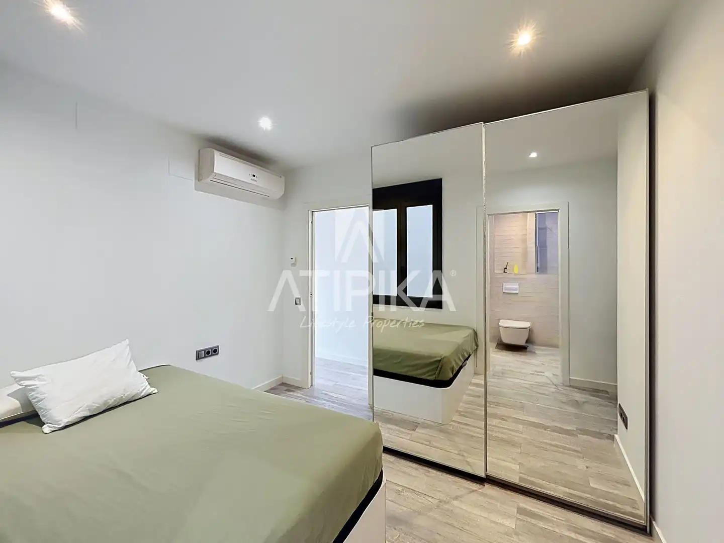 Schlafzimmer von Dachboden zur Miete in Barcelona mit Klimaanlage, Heizung und Parkett