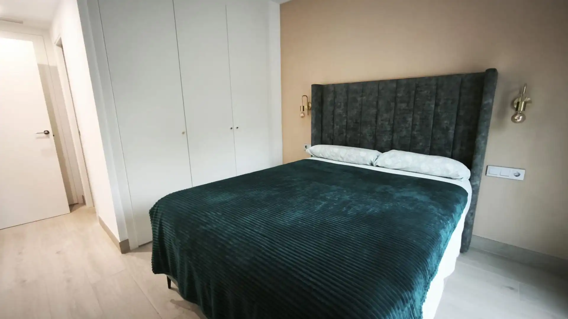 Dormitori de Casa adosada en venda en Vélez-Málaga amb Jardí privat, Terrassa i Traster