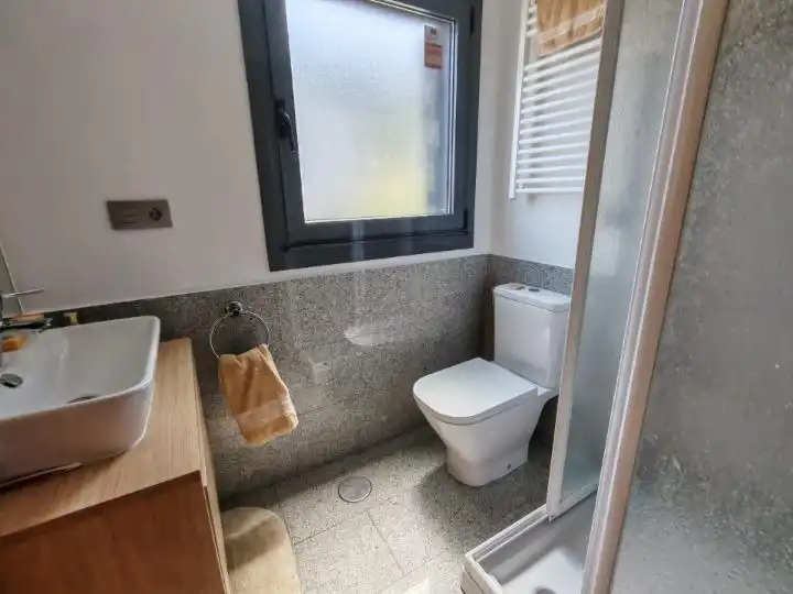 Bany de Pis en venda en Baiona amb Calefacció, Traster i Balcó