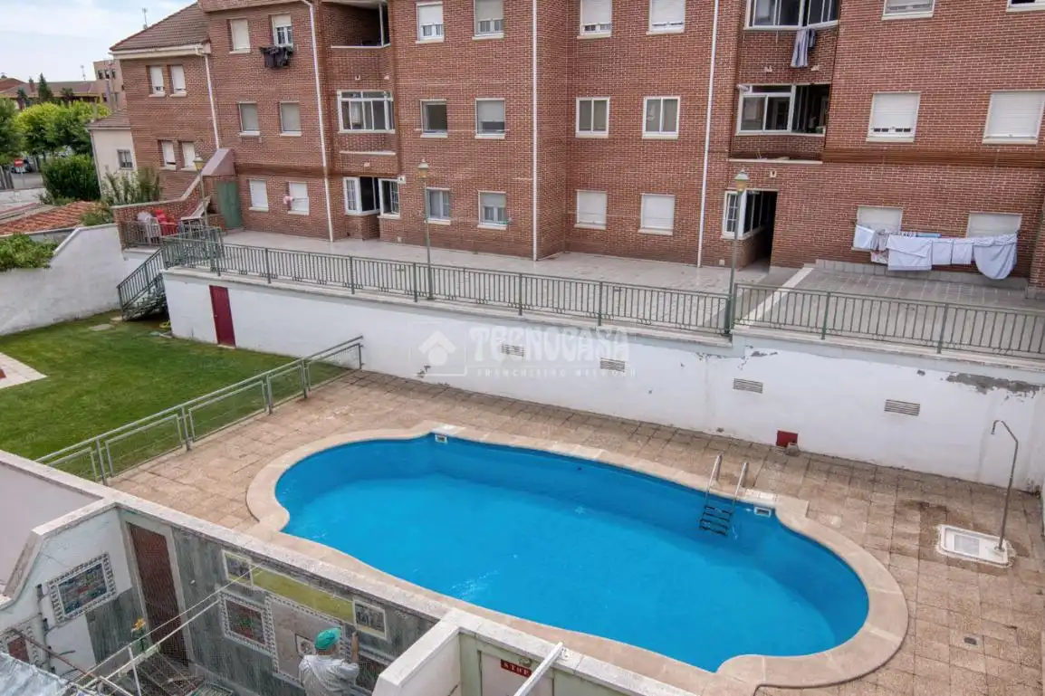 Piscina de Casa adosada en venta en Valladolid con Calefacción, Parquet y Balcón