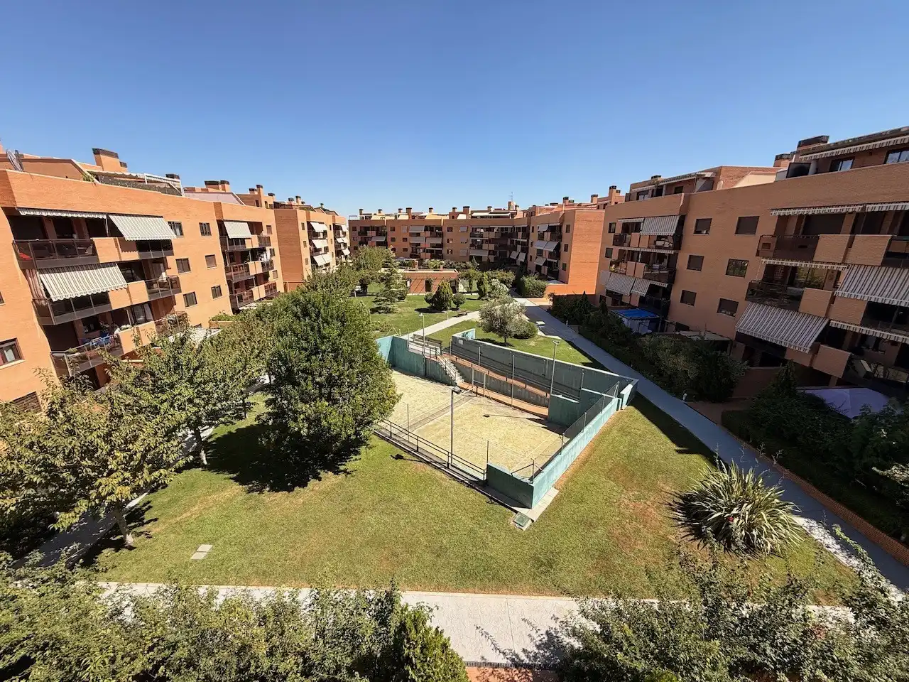 Vista exterior de Àtic de lloguer en Yebes amb Aire condicionat, Terrassa i Traster