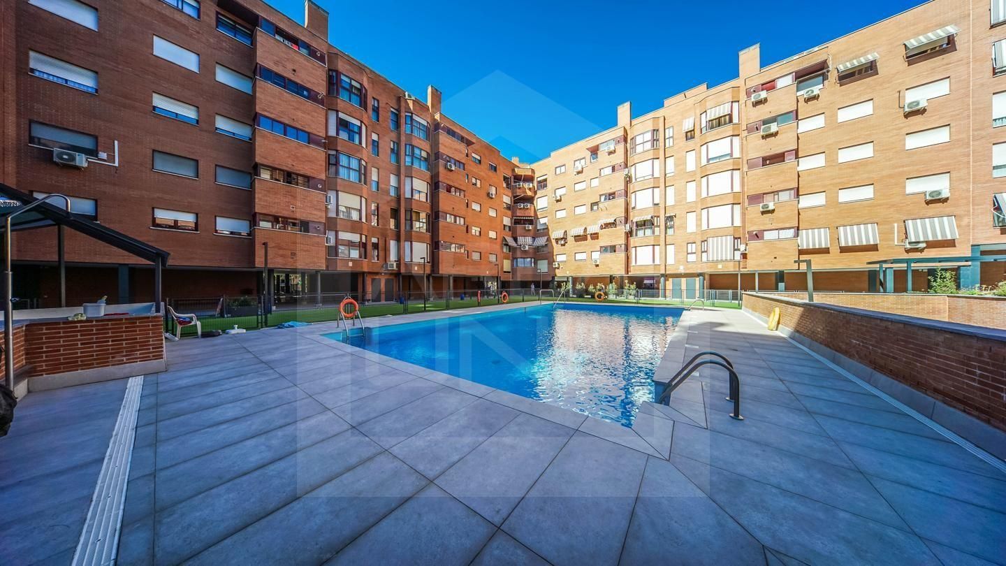 Swimming pool of Flat for sale in Alcorcón  with Air Conditioner, Heating and Parquet flooring