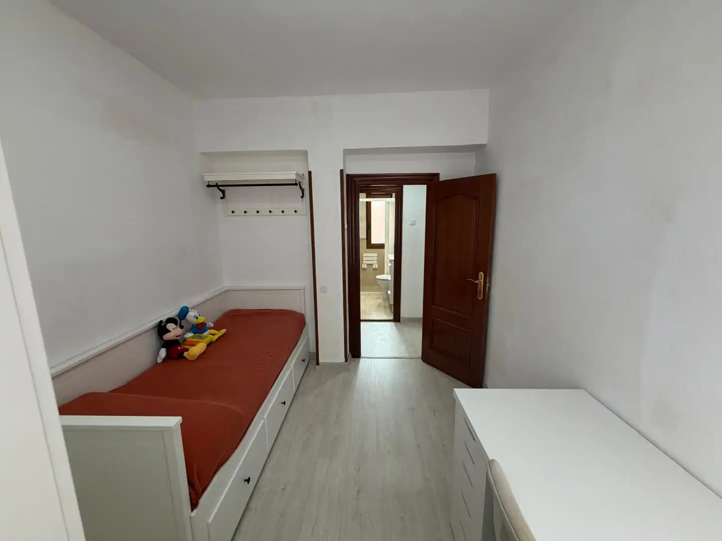 Dormitori de Pis en venda en Gijón  amb Parquet, Terrassa i Moblat