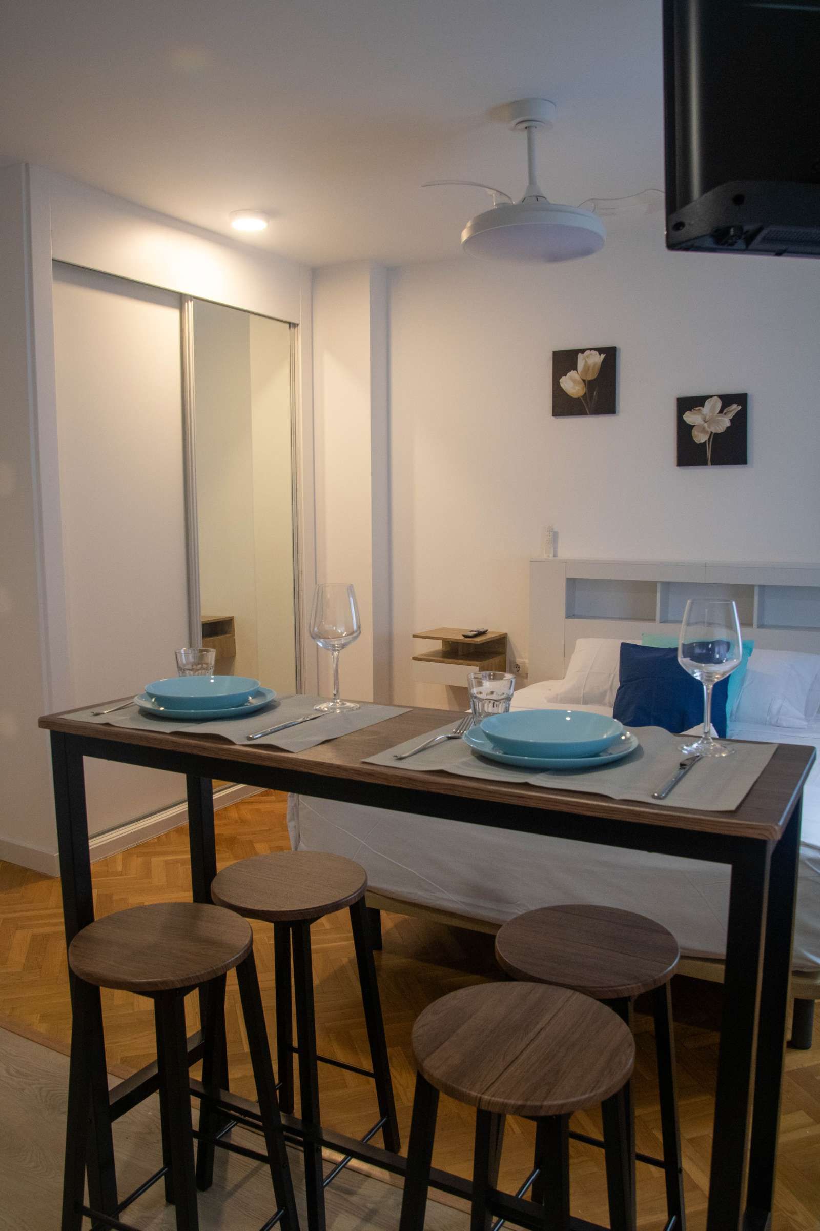 Comedor de Estudio para compartir en  Madrid Capital con Aire acondicionado, Terraza y Amueblado