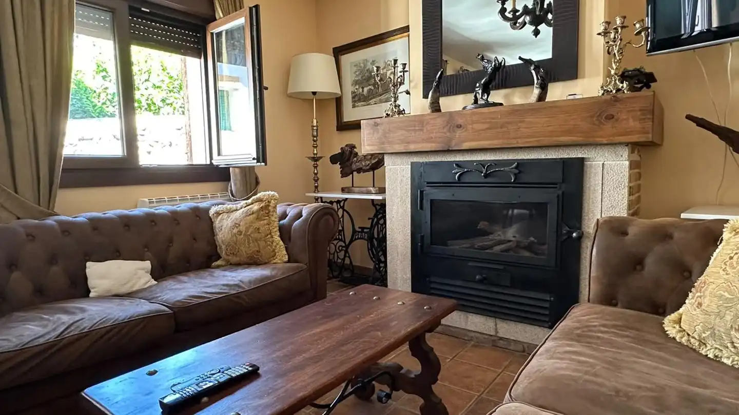 Sala d'estar de Casa o xalet en venda en Mombeltrán, Ávila