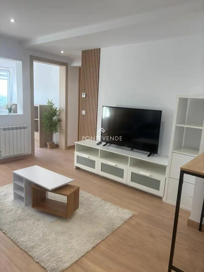 Sala d'estar de Pis en venda en Vigo  amb Calefacció i Moblat