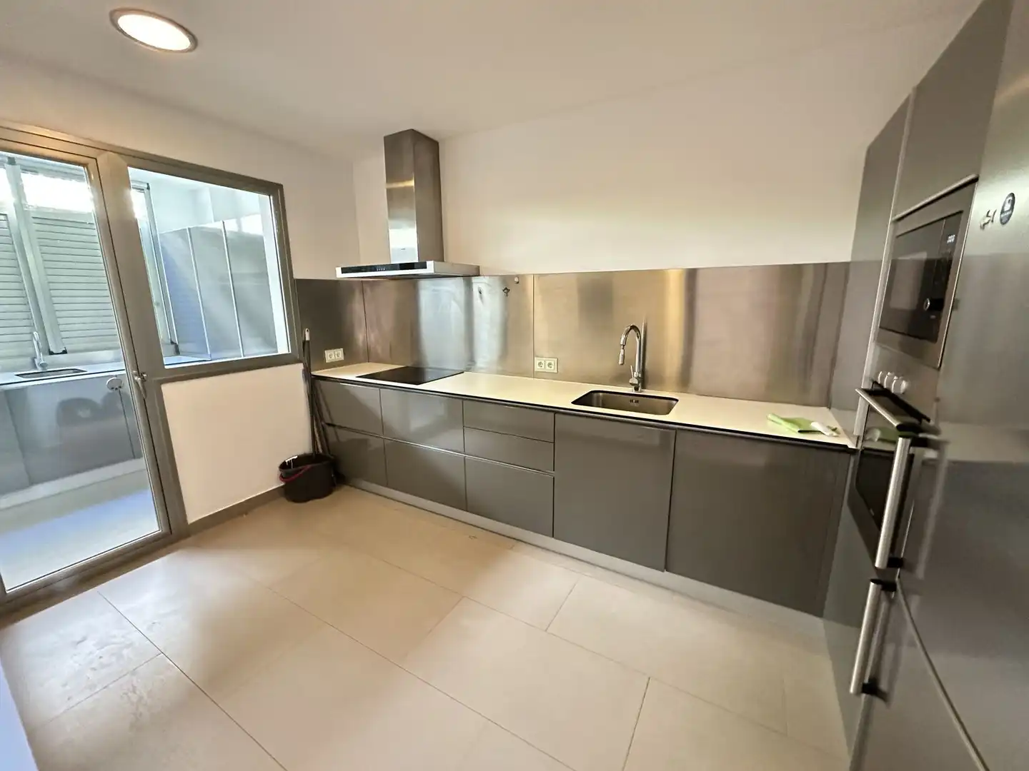 Küche von Wohnung zum Verkauf in Benahavís mit Terrasse, Abstellraum und Alarm