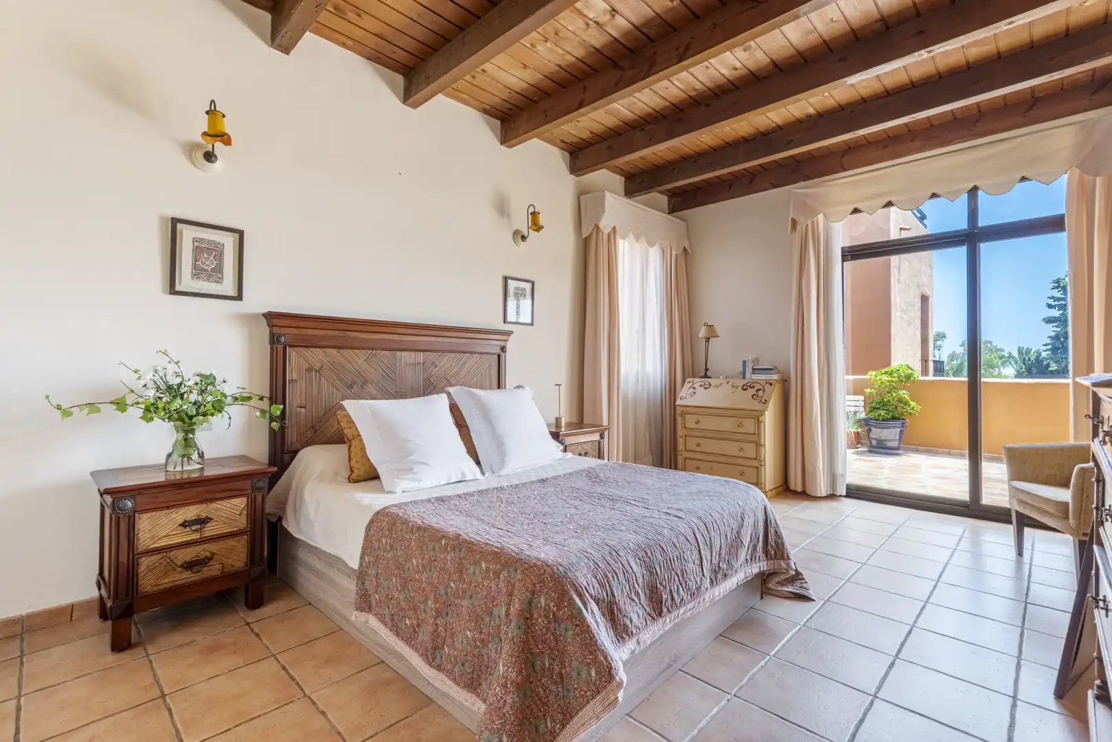 Schlafzimmer von Dachboden zum Verkauf in Estepona mit Abstellraum, Schwimmbad und Whirlpool