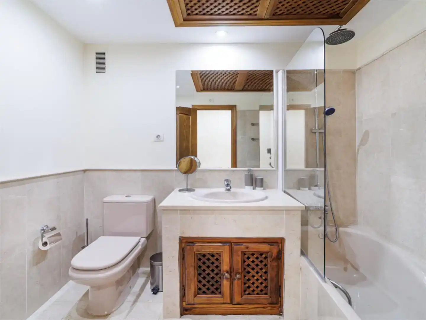 Badezimmer von Dachboden zum Verkauf in Estepona mit Klimaanlage