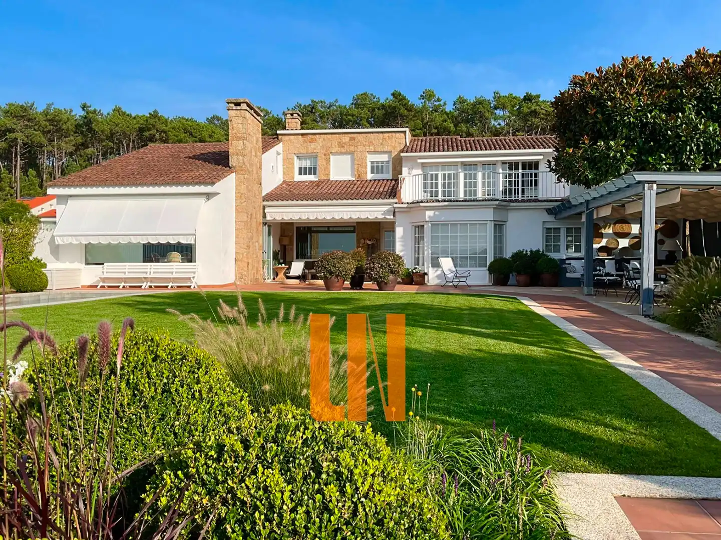Vista exterior de Casa o xalet en venda en O Grove   amb Aire condicionat, Calefacció i Jardí privat