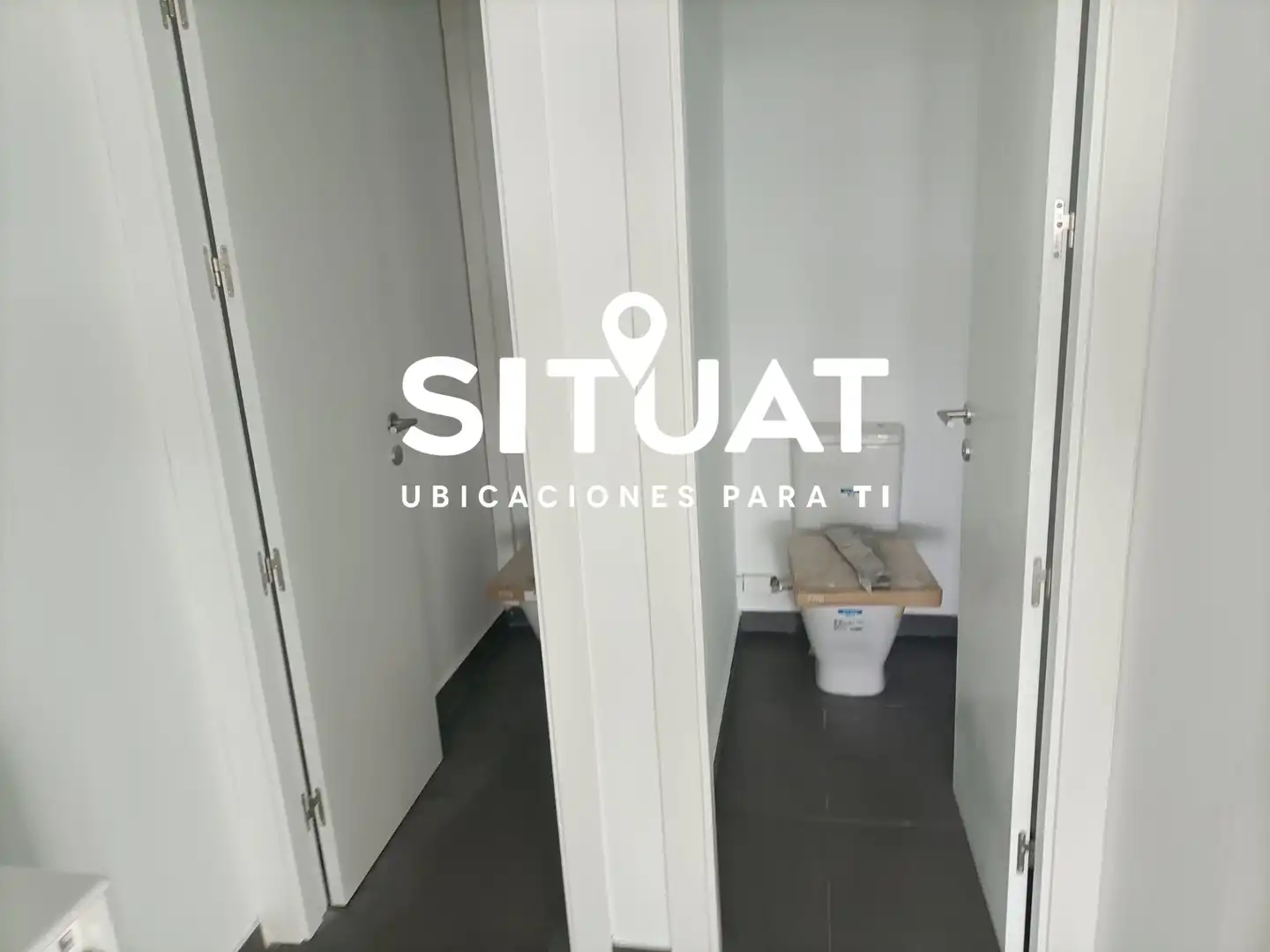 Baño de Oficina de alquiler en L'Hospitalet de Llobregat con Aire acondicionado, Calefacción y Alarma