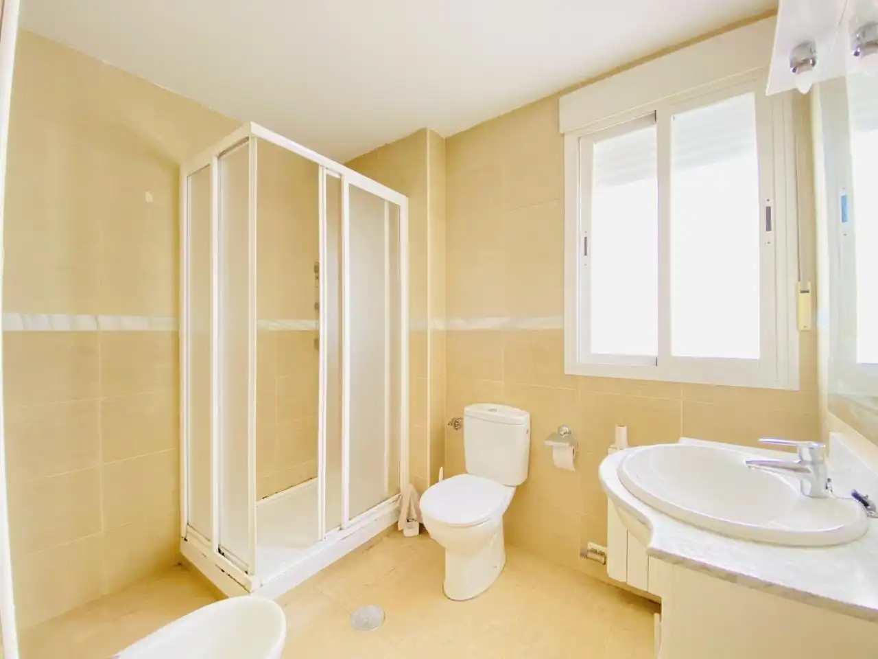 Badezimmer von Erdgeschoss zum Verkauf in Cájar mit Klimaanlage, Heizung und Terrasse