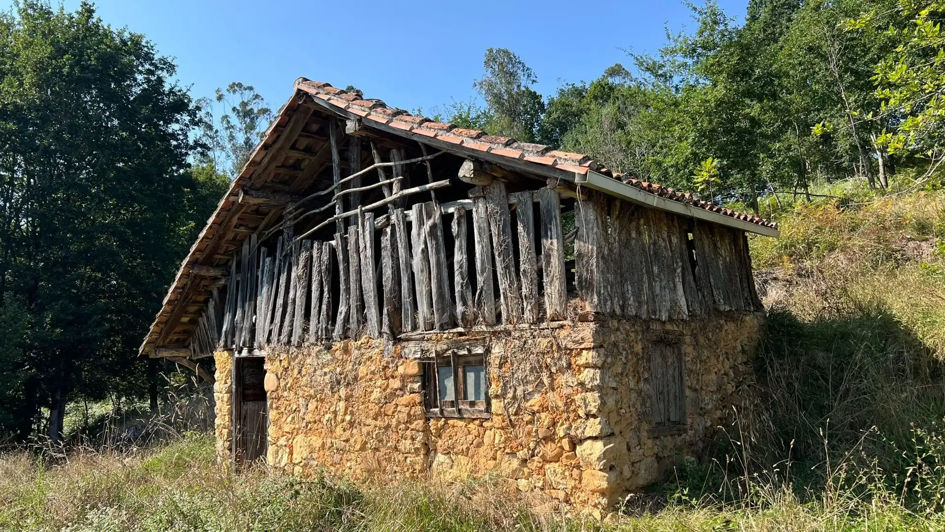 Terreno rústico en venta en Parres