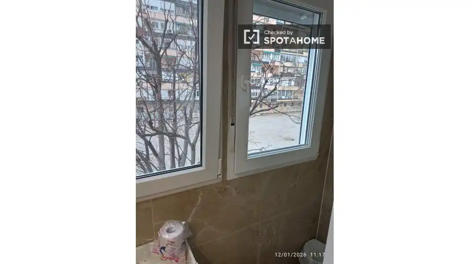 Bathroom of Flat for share in Madrid  with Air Conditioner, Terrace and Furnished