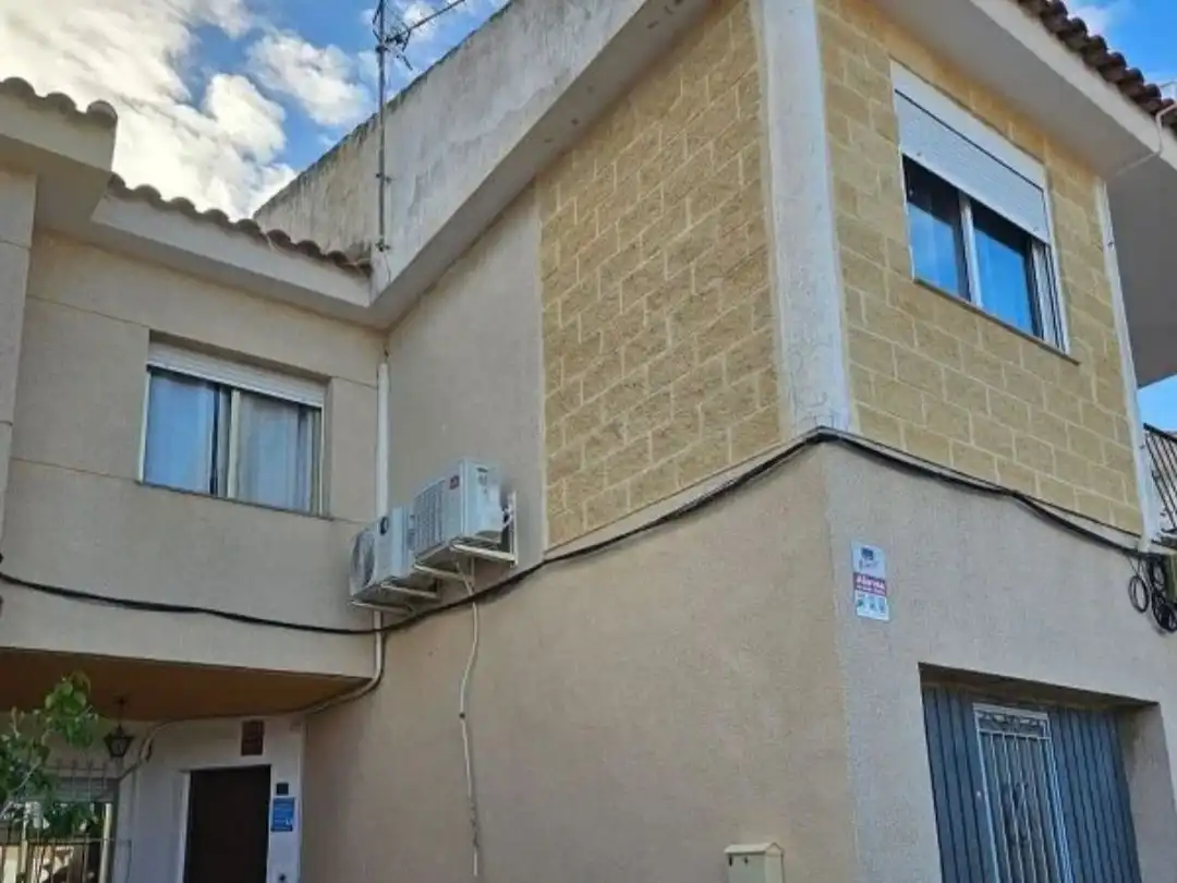 Casa aparellada amb jardí en venda a Calle Río Nalón 8