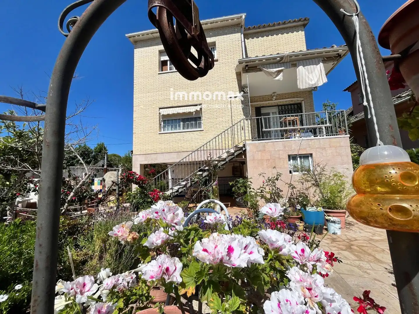 Vista exterior de Casa o xalet en venda en Vilanova i la Geltrú amb Aire condicionat, Calefacció i Jardí privat