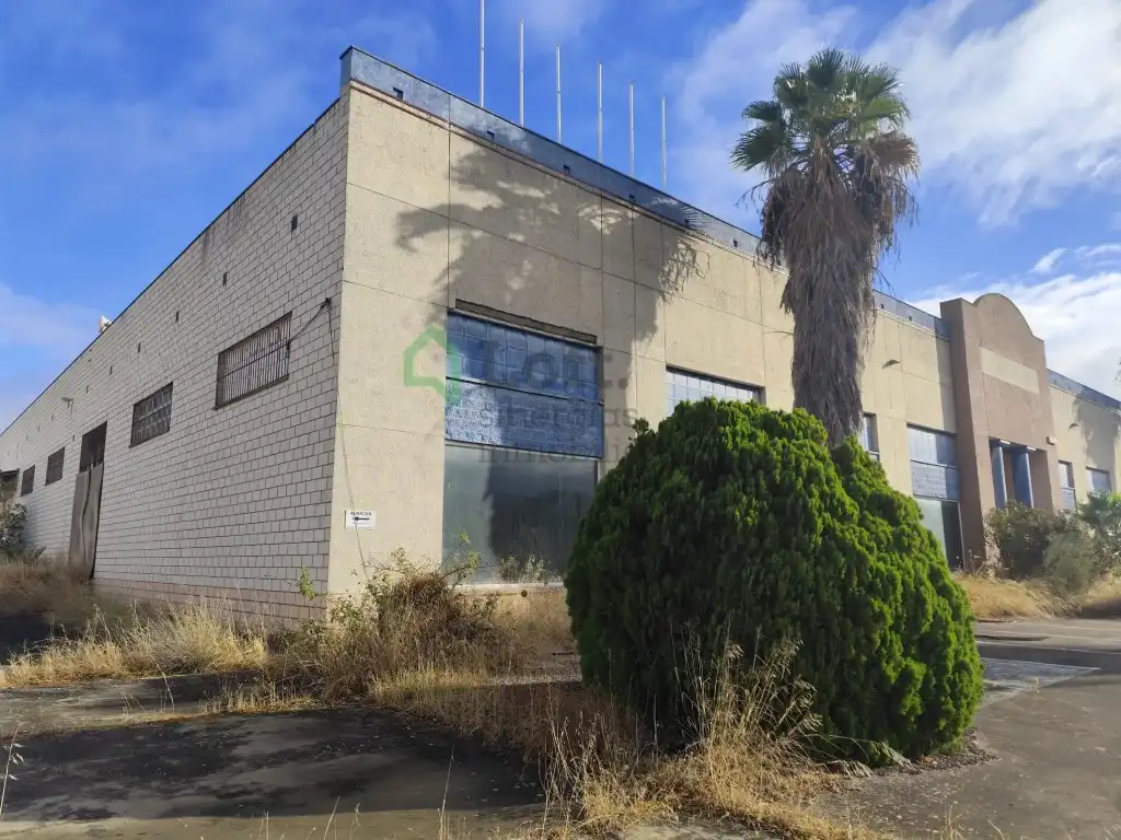 Außenansicht von Fabrikhallen zum Verkauf in Badajoz
