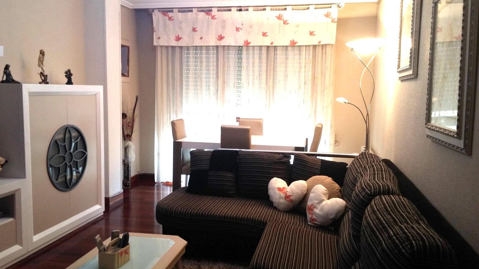 Sala d'estar de Pis en venda en Los Corrales de Buelna  amb Calefacció, Parquet i Traster