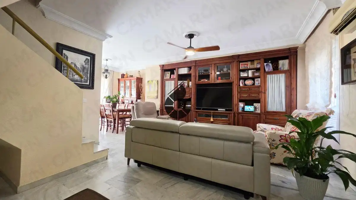 Sala de estar de Casa adosada en venta en Mairena del Aljarafe con Aire acondicionado y Trastero