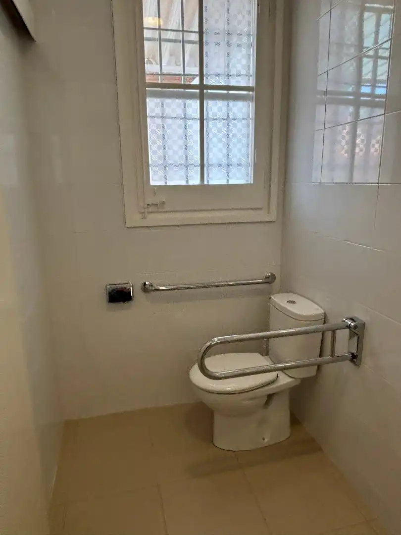 Baño de Local de alquiler en Sabadell