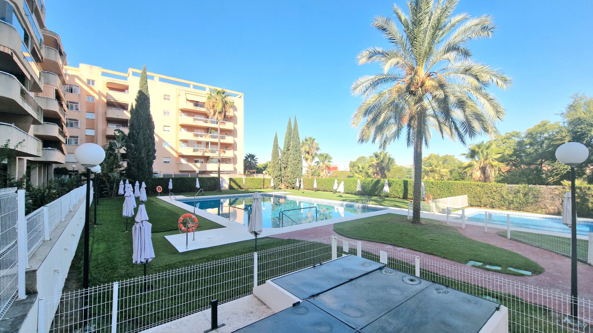 Piscina de Piso de alquiler en San Juan de Aznalfarache con Aire acondicionado, Terraza y Amueblado