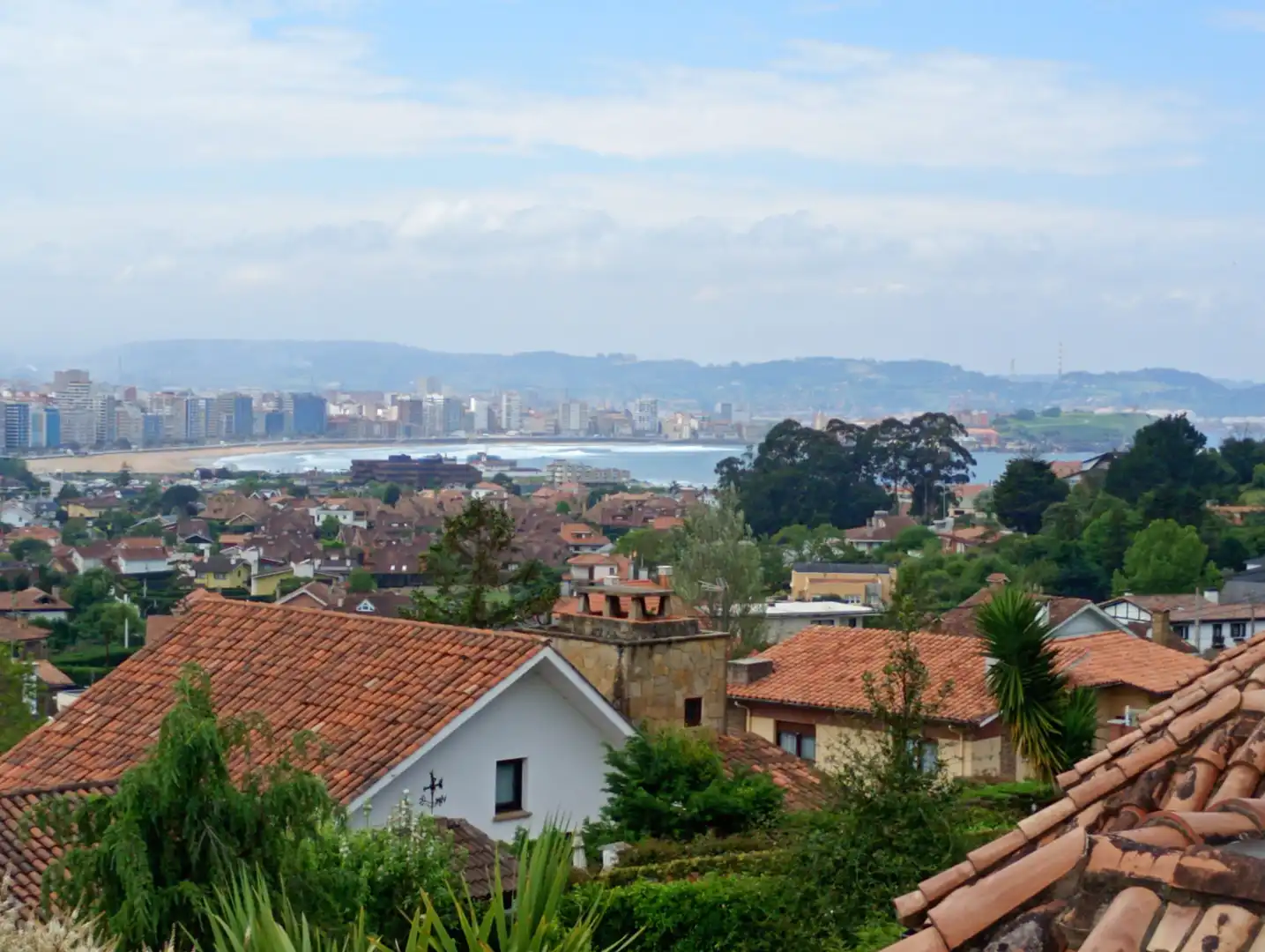 Vista exterior de Casa adosada en venta en Gijón  con Calefacción, Jardín privado y Terraza