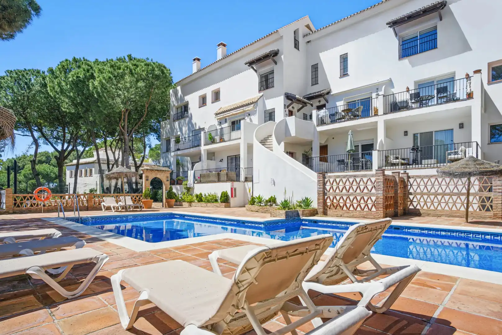 Appartement compact avec terrasse à vendre à Urbanización Los Pinos de Aloha 1