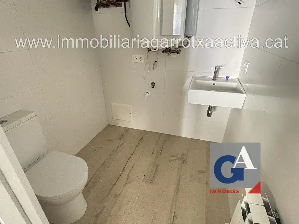 Habitación de Piso en venta en Olot con Calefacción, Terraza y Balcón