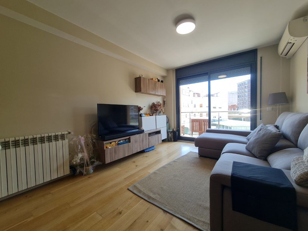 Living room of Flat to rent in Girona Capital  with Air Conditioner, Oven and Washing machine