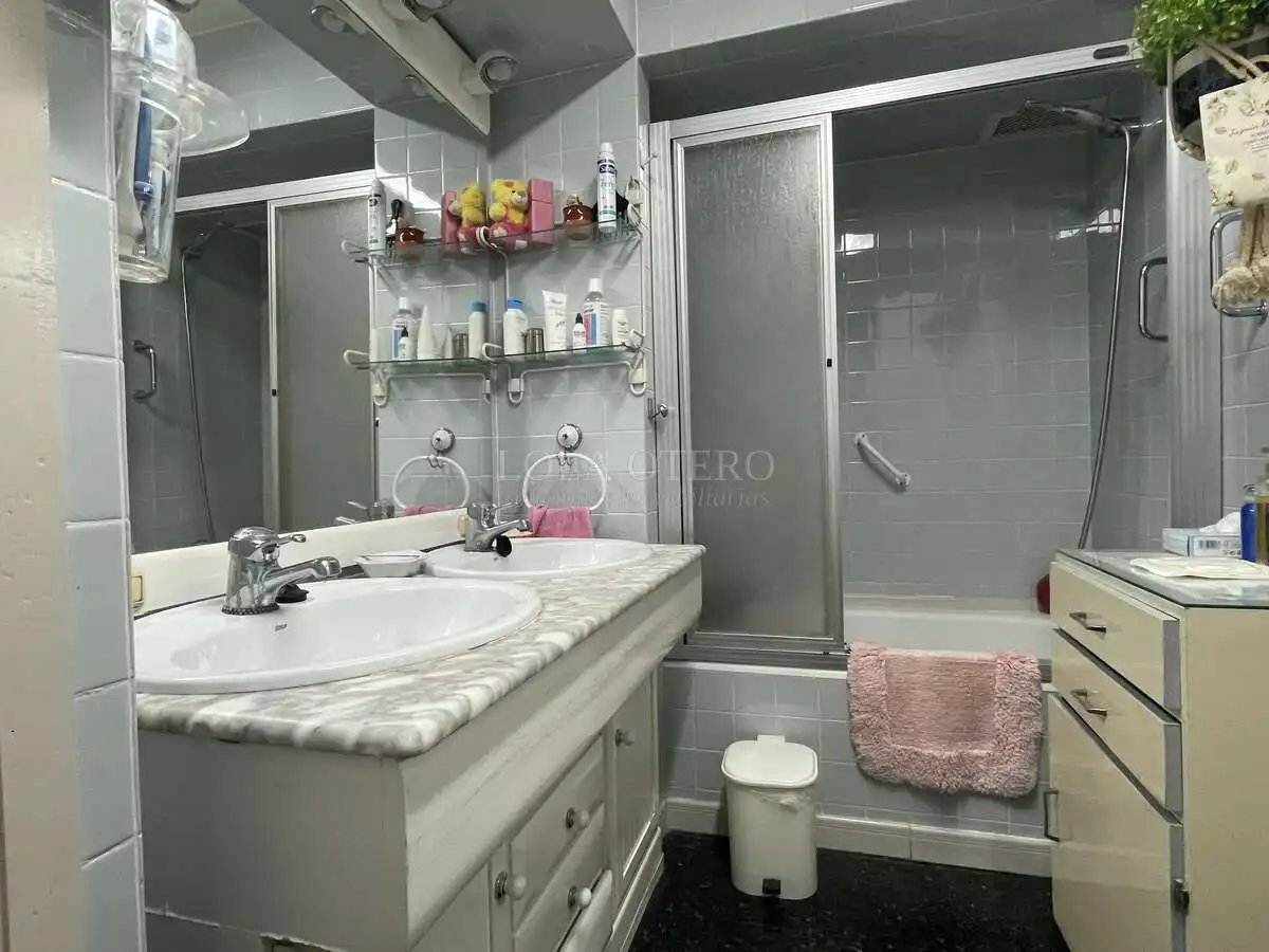 Bathroom of Flat for sale in Valencia  with Air Conditioner, Heating and Balcony