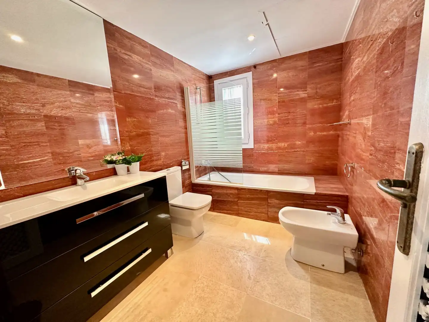 Badezimmer von Einfamilien-Reihenhaus zum Verkauf in Marbella mit Klimaanlage, Privatgarten und Terrasse