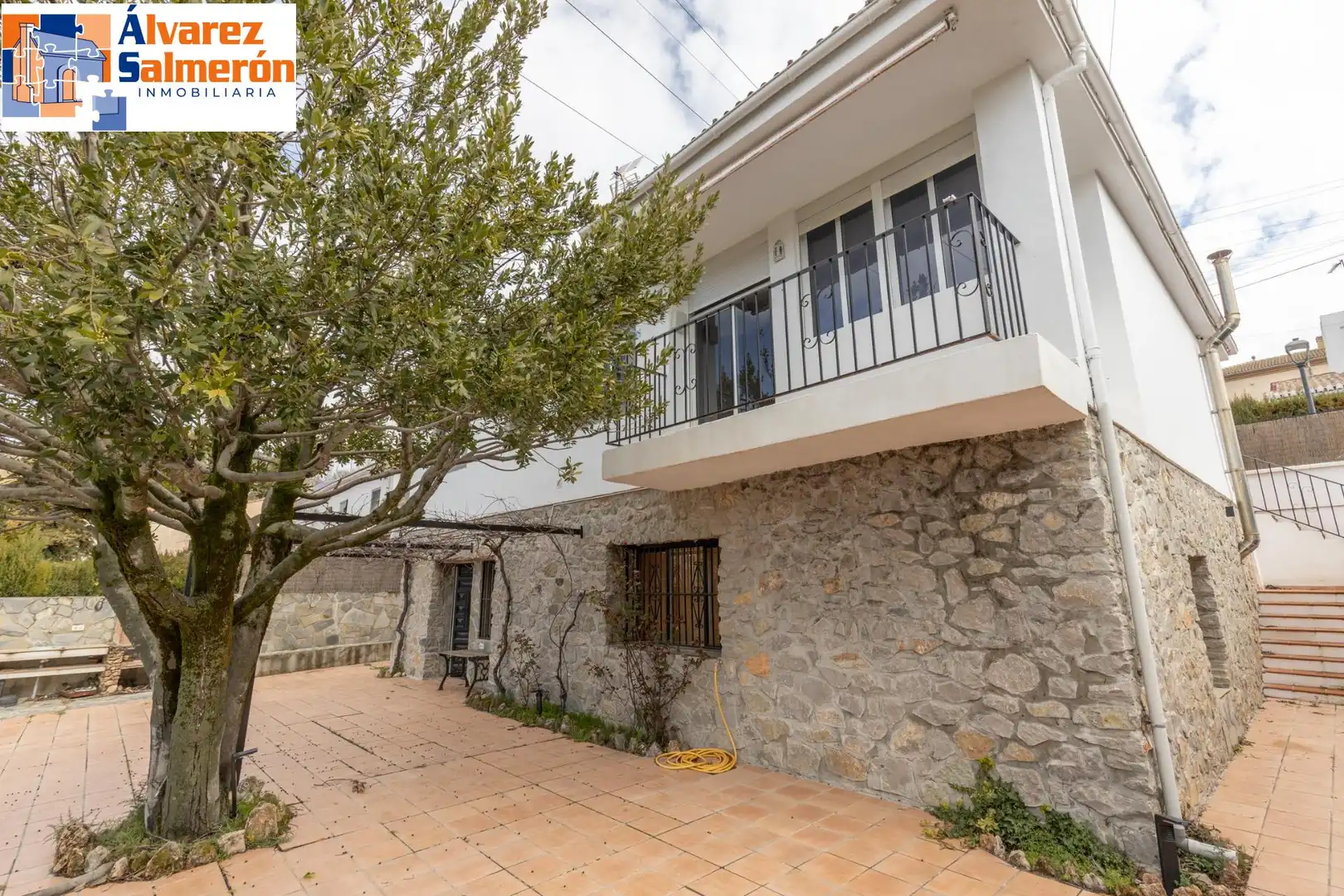 Vista exterior de Casa o xalet en venda en Huétor de Santillán amb Calefacció i Piscina