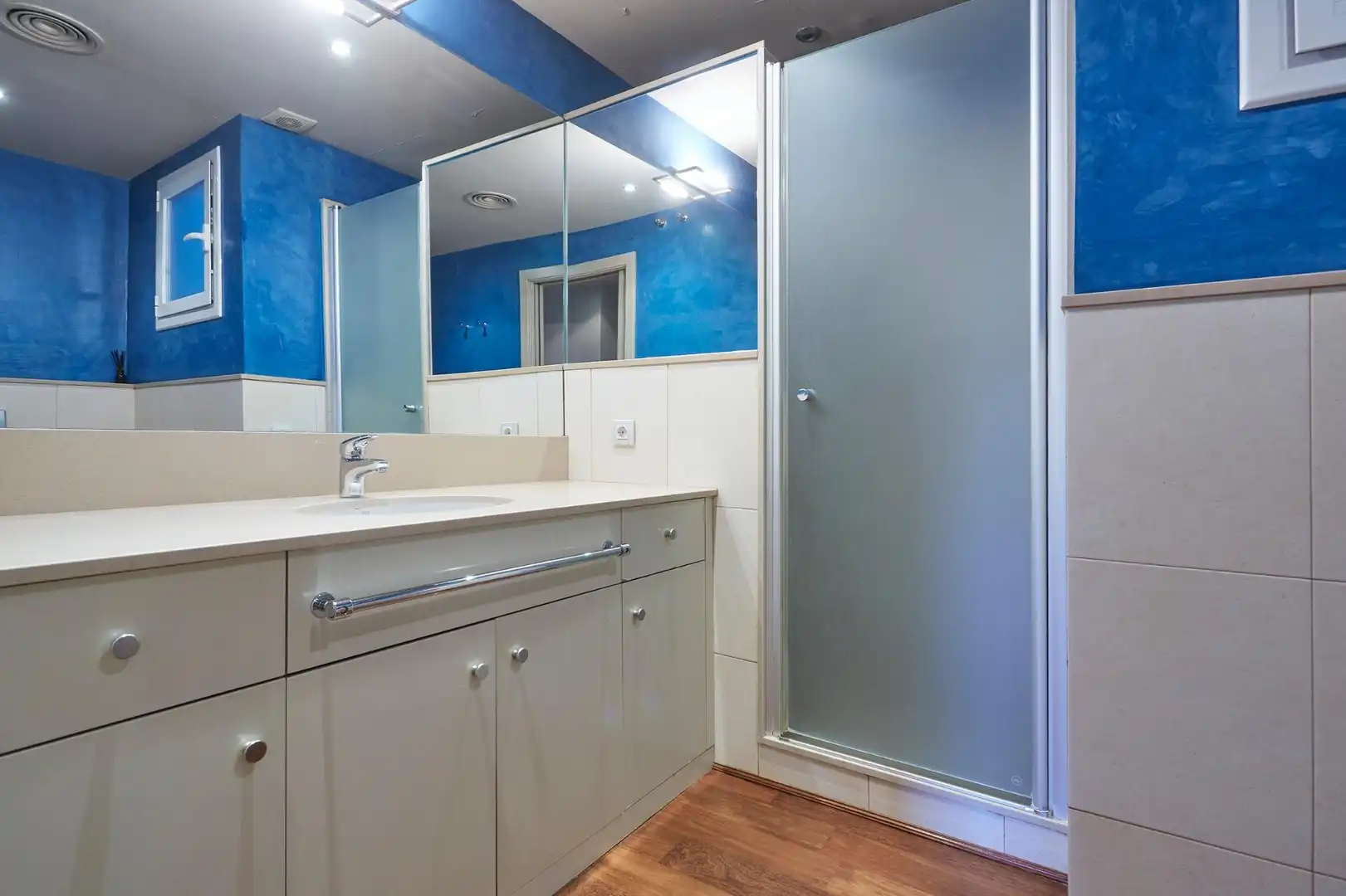 Badezimmer von Wohnung zur Miete in Barcelona mit Klimaanlage, Terrasse und Abstellraum