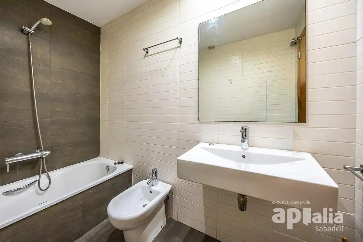 Badezimmer von Wohnung zum Verkauf in Sabadell mit Heizung und Abstellraum