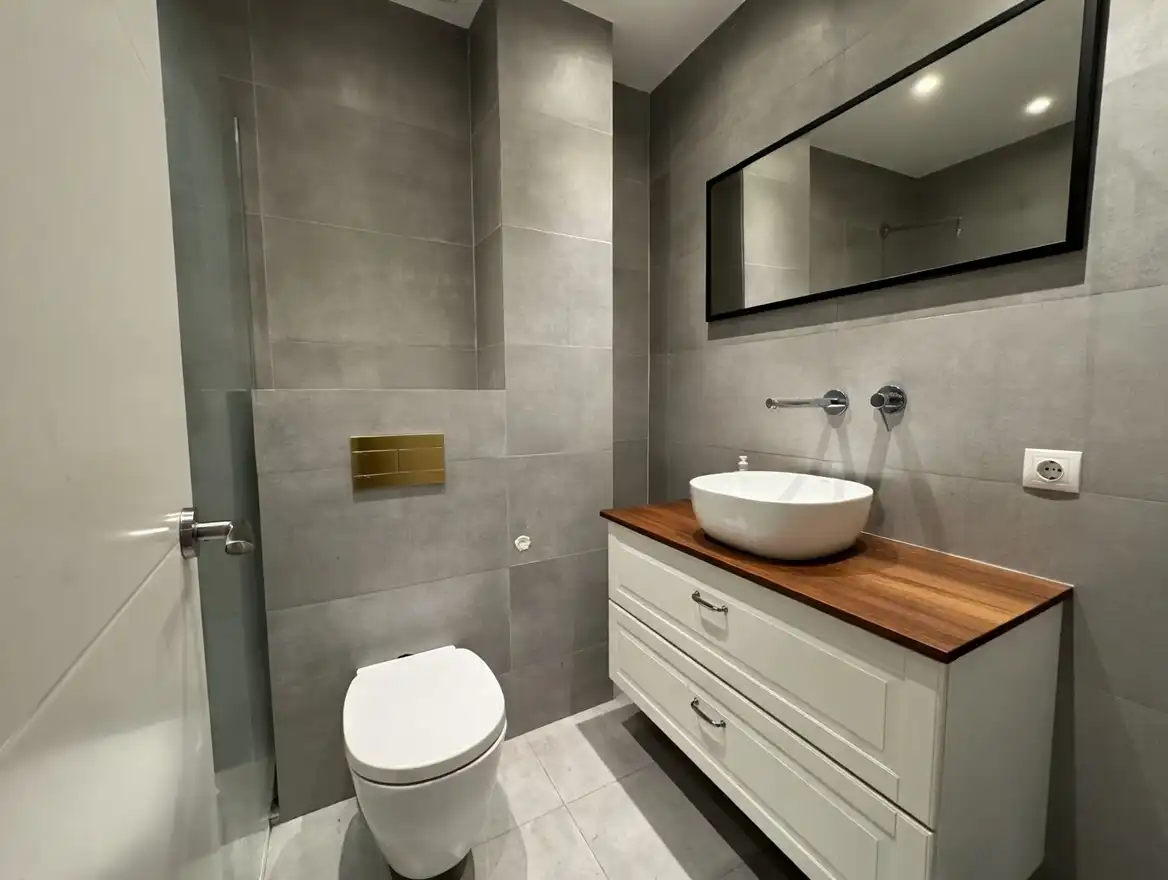 Bathroom of Flat for sale in Barcelona  with Air Conditioner, Oven and Washing machine