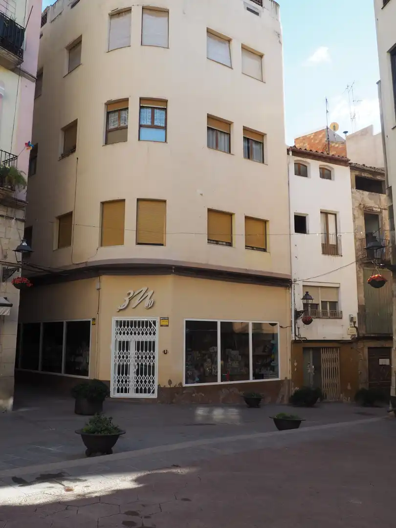 Außenansicht von Wohnung zum Verkauf in Flix mit Terrasse, Abstellraum und Möbliert