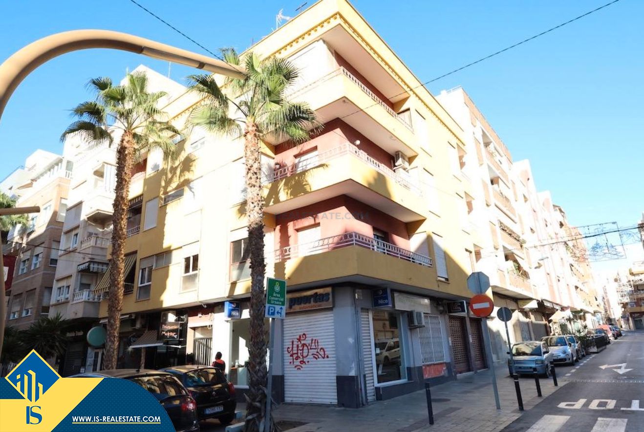 Vista exterior de Apartament en venda en Torrevieja amb Calefacció, Terrassa i Moblat