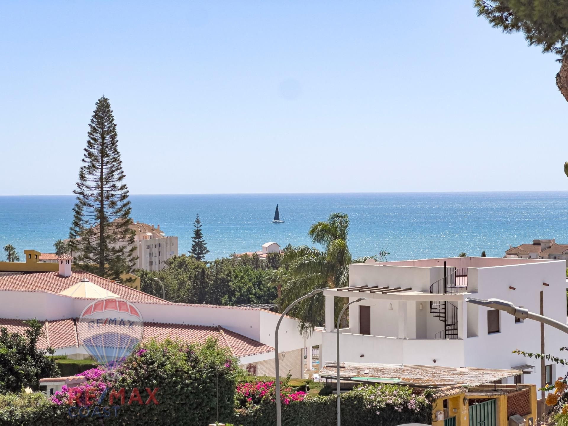 Vista exterior de Casa o xalet en venda en Rincón de la Victoria amb Aire condicionat, Jardí privat i Terrassa