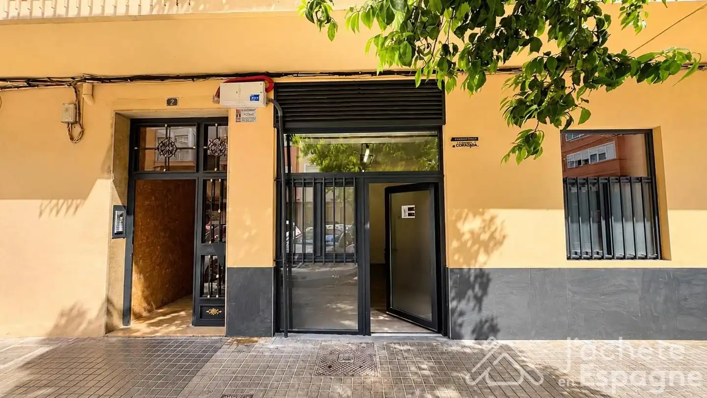 Ground floor for sale in Valencia  with Air Conditioner and Furnished