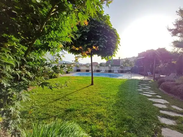 Piscina de Casa o xalet en venda en Vigo  amb Calefacció, Jardí privat i Parquet