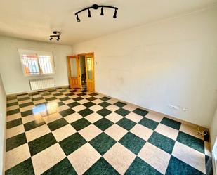 Sala d'estar de Casa adosada en venda en Valdepeñas amb Terrassa i Balcó