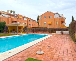 Piscina de Pis en venda en Tomares amb Jardí privat i Piscina comunitària