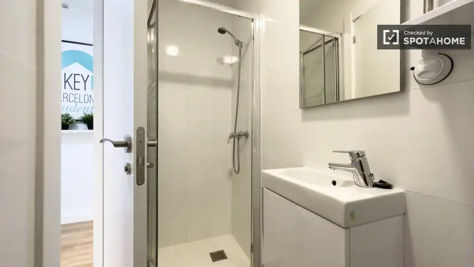 Bathroom of Flat for rent in L'Hospitalet de Llobregat  with Air Conditioner, Heating and Furnished