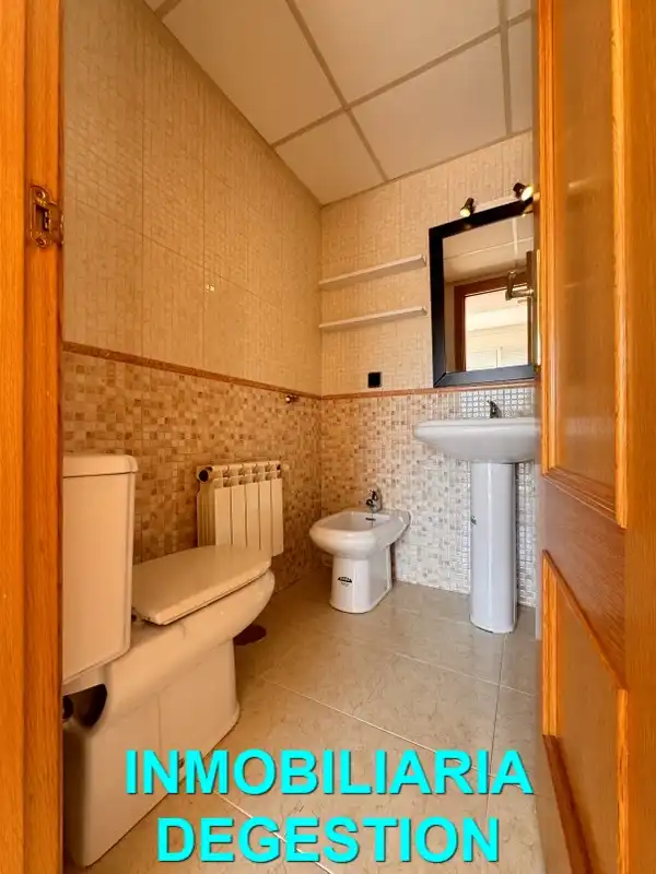 Badezimmer von Dachboden zum Verkauf in Linares mit Klimaanlage, Heizung und Parkett