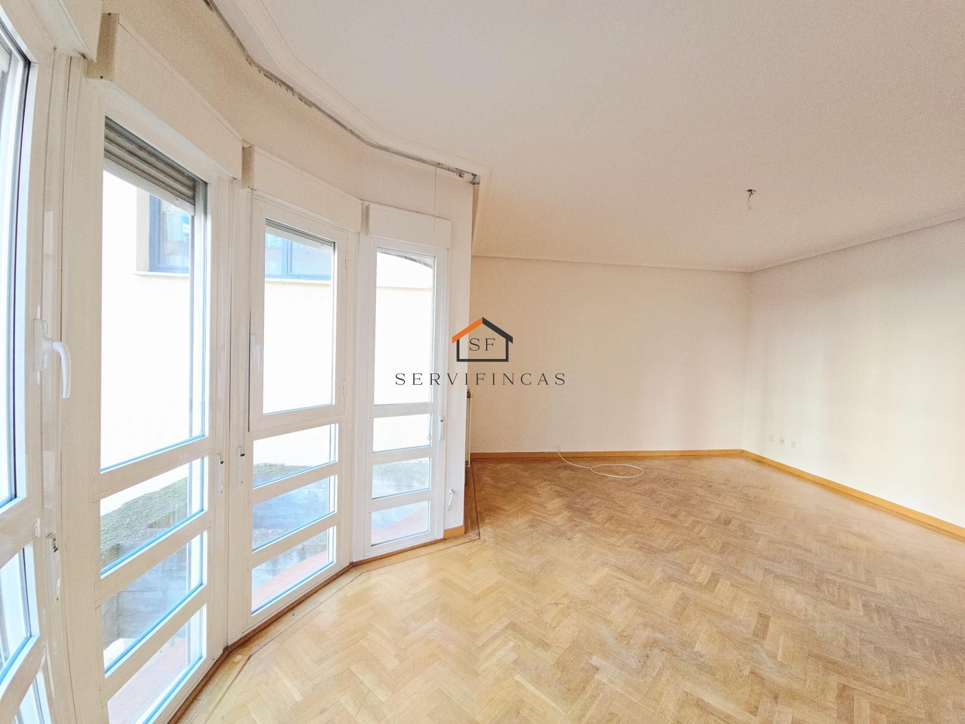 Sala d'estar de Pis en venda en  Madrid Capital amb Calefacció, Parquet i Traster