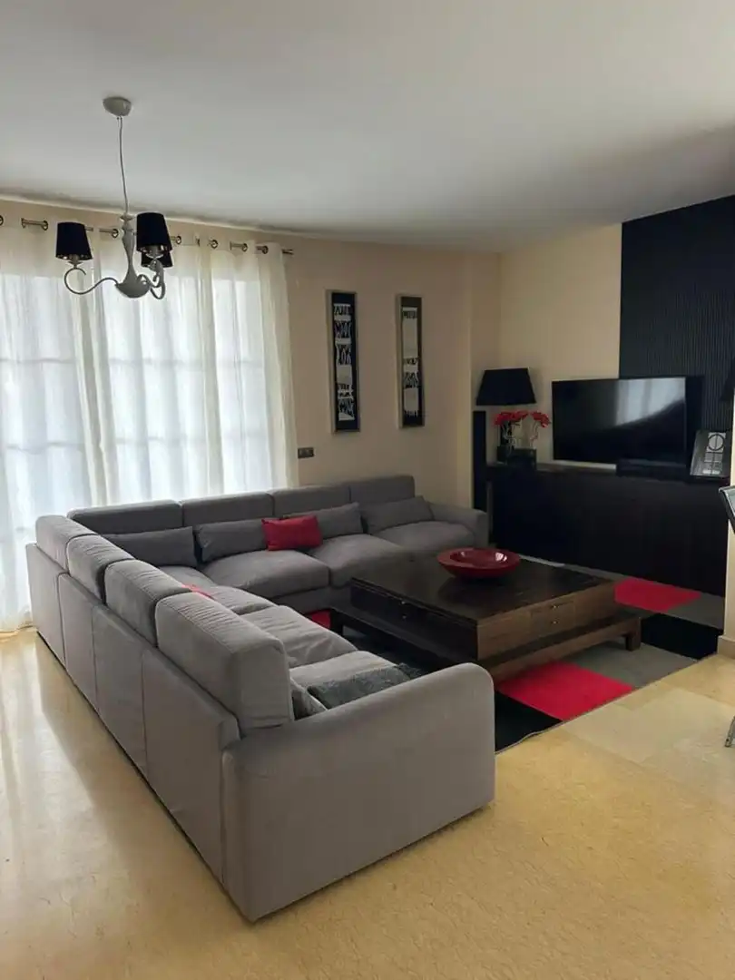 Sala d'estar de Casa o xalet de lloguer en Estepona amb Aire condicionat, Jardí privat i Terrassa