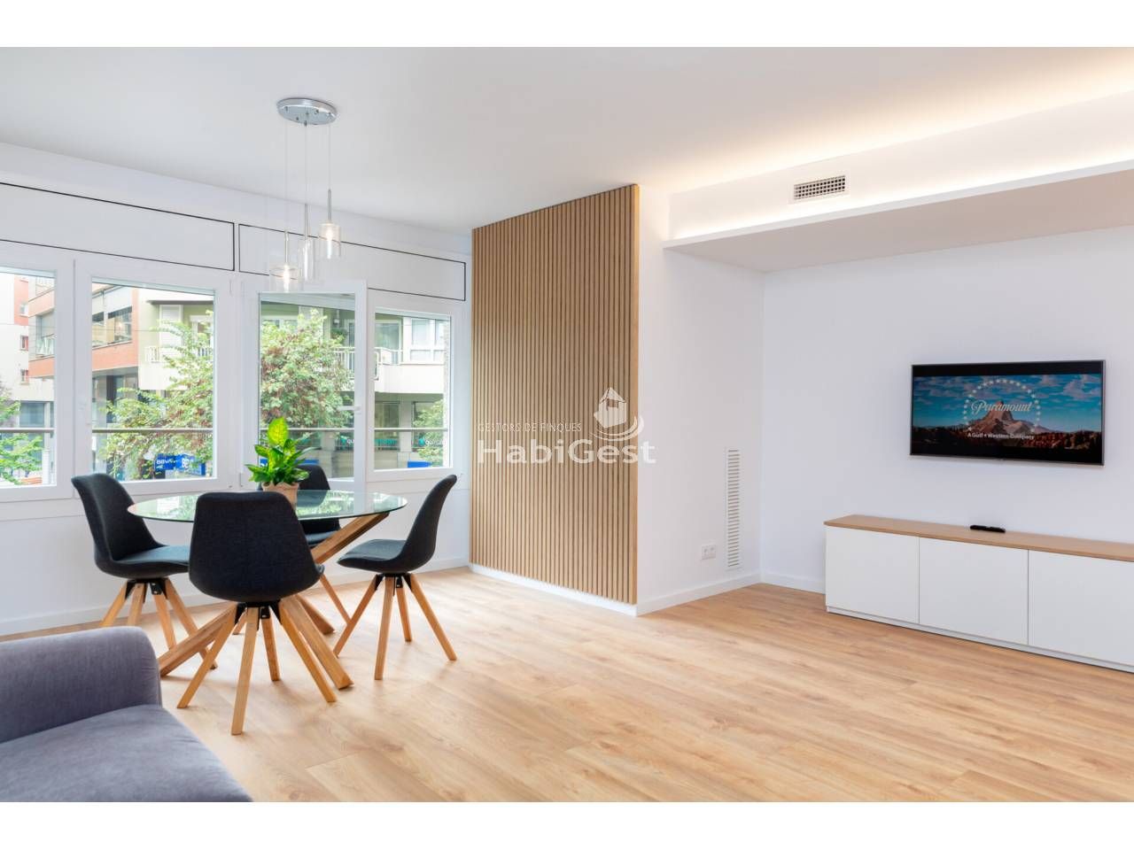 Sala d'estar de Pis de lloguer en Girona Capital amb Aire condicionat, Calefacció i Parquet