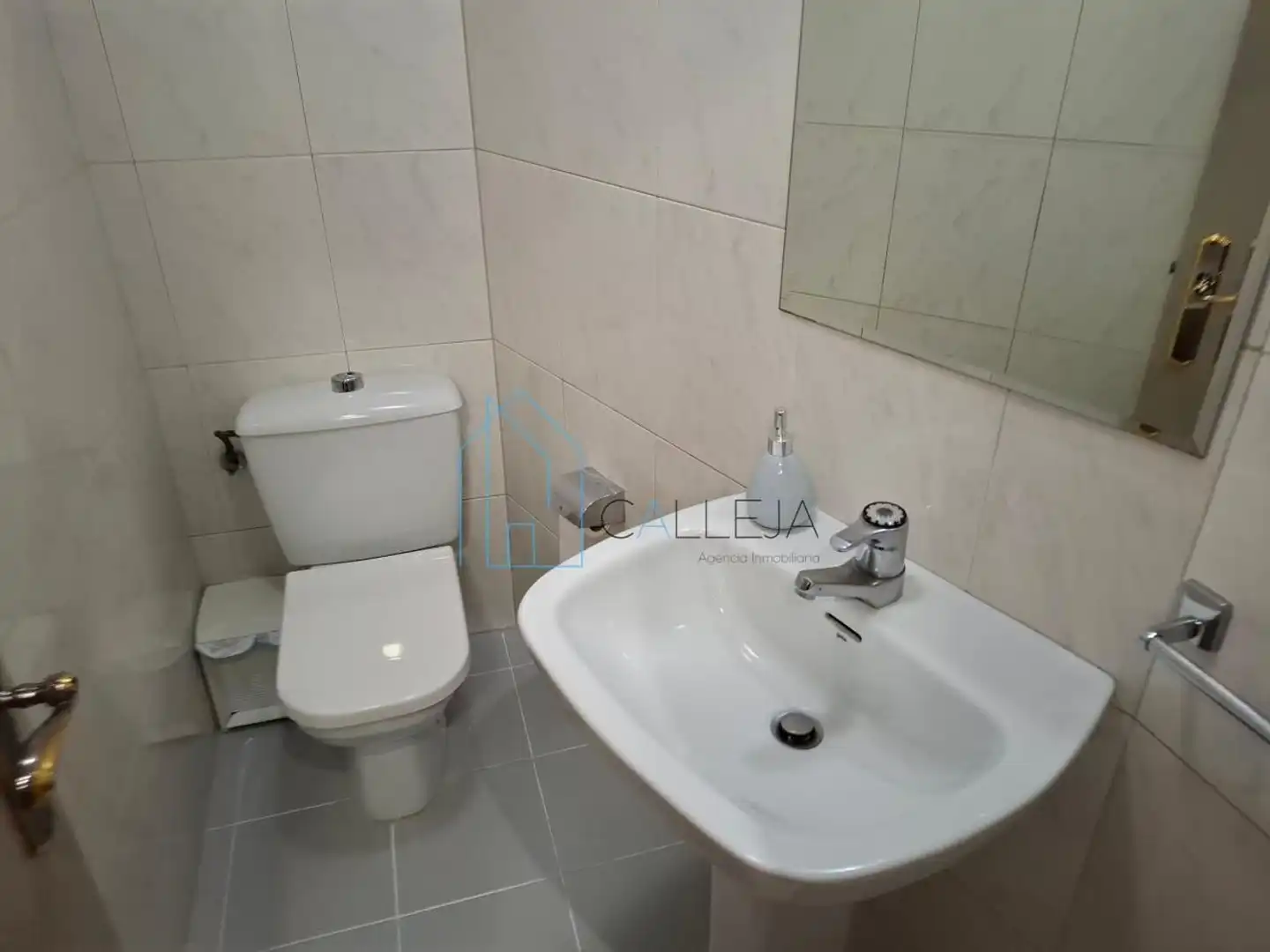 Bathroom of Office for rent in A Ponte